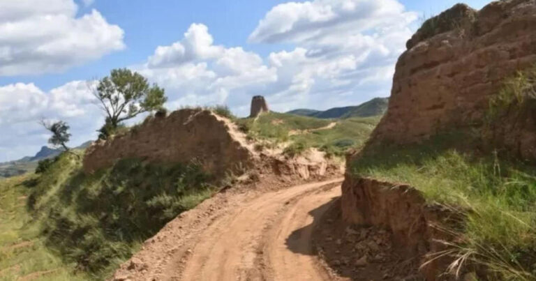 Εργάτες έκαναν τρύπα στο Σινικό Τείχος για να «κόψουν δρόμο» και να περάσουν τον εκσκαφέα τους