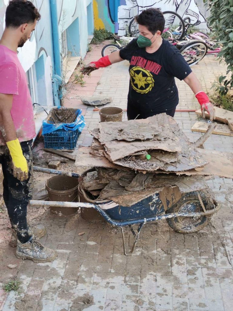 Πολλά μπράβο: Παρέα εθελοντών καθάρισε από τις λάσπες το Ορφανοτροφείο Βόλου 2 378820388 698724942298524 6201237626043556910 n 768x1024 1