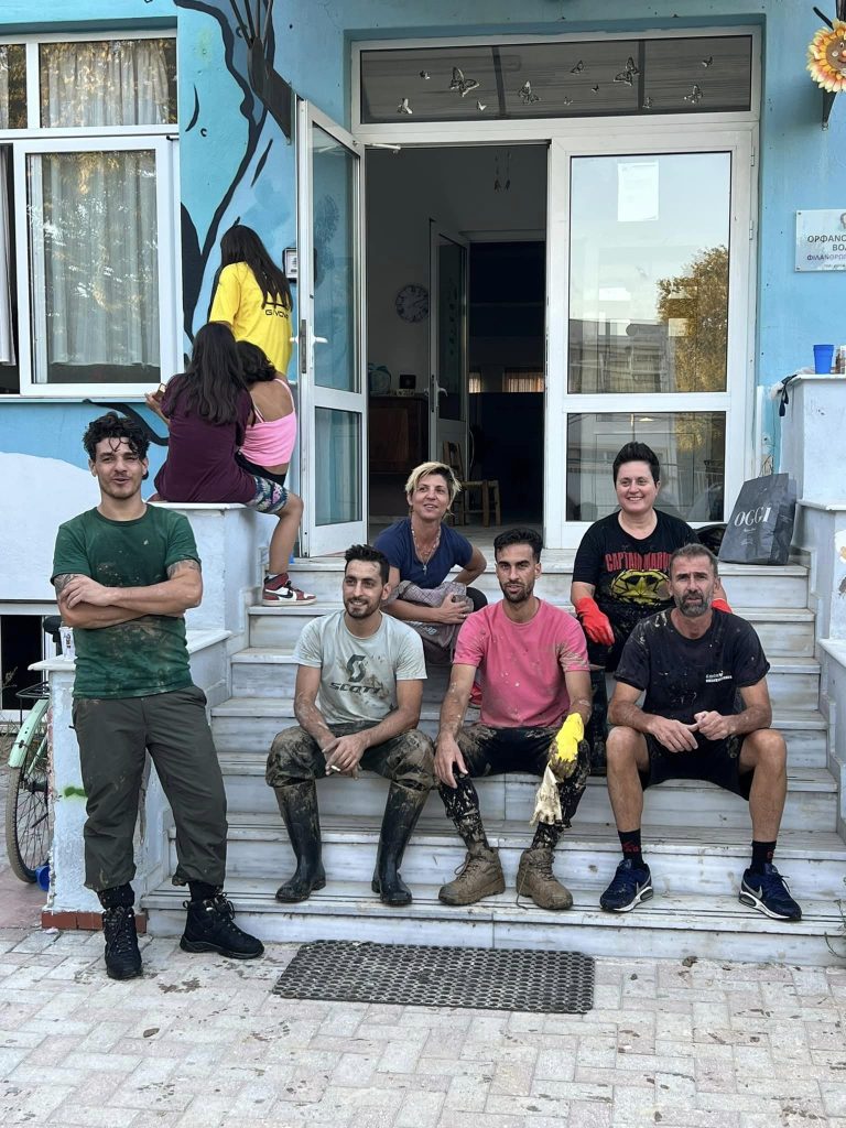 Πολλά μπράβο: Παρέα εθελοντών καθάρισε από τις λάσπες το Ορφανοτροφείο Βόλου 1 378824946 698724762298542 5858135027202617045 n 768x1024 1