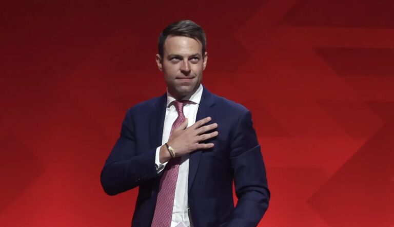 Αντέδρασε ο Στέφανος Κασσελάκης: «Ζητώ σεβασμό στη μνήμη των δύο γιαγιάδων μου»