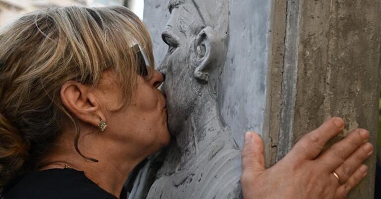 Η συγκλονιστική στιγμή που η Μάγδα Φύσσα φιλά το μνημείο του Παύλου στο Κερατσίνι