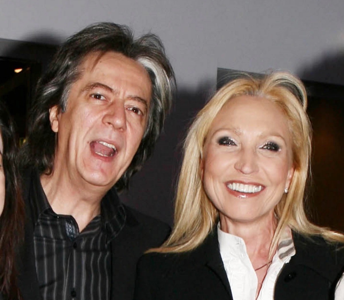 Μαζί από το Λύκειο, ερωτευμένοι μέχρι σήμερα: Η καλλονή σύζυγος του Κώστα Τουρνά που είναι στο πλευρό του 50 χρόνια 3 50 1 1200x1045 1