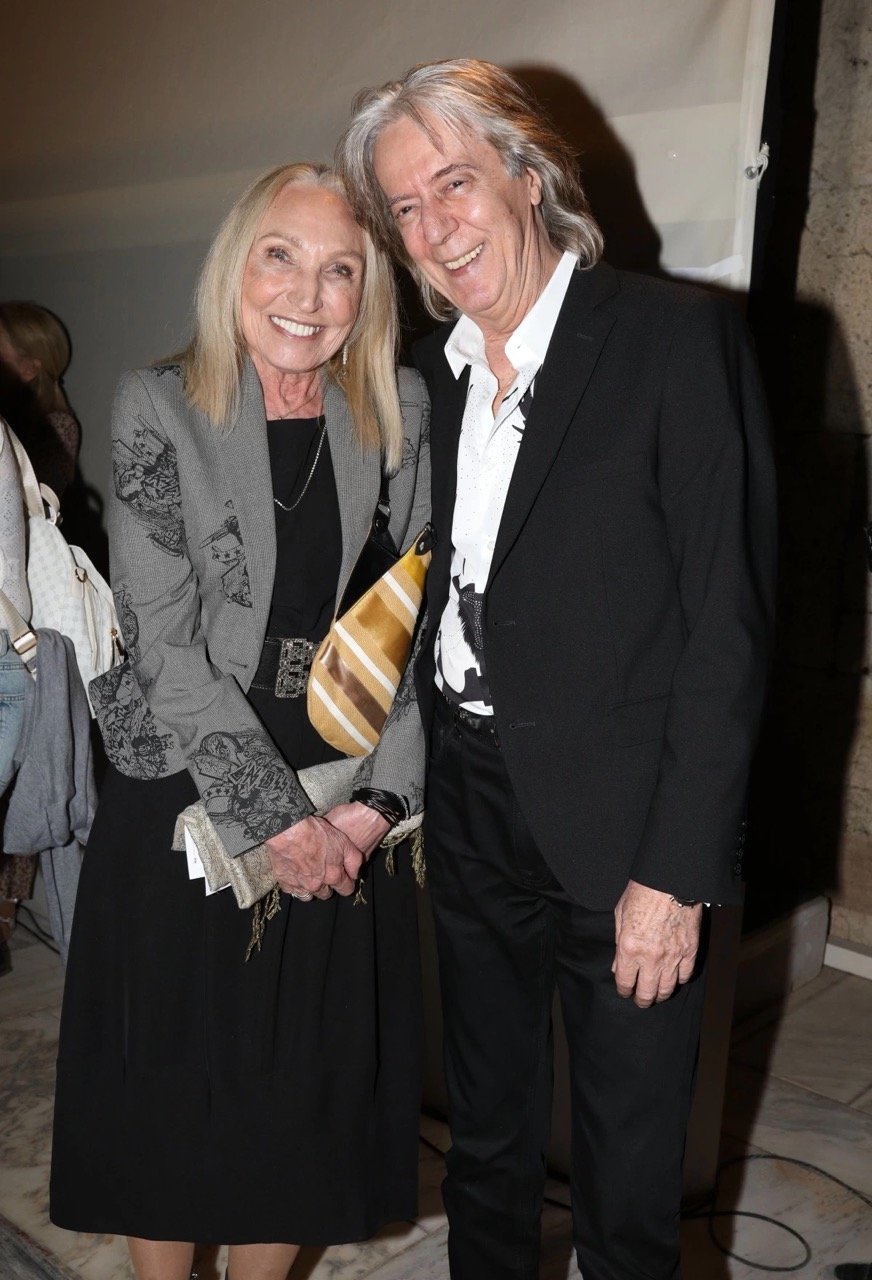 Μαζί από το Λύκειο, ερωτευμένοι μέχρι σήμερα: Η καλλονή σύζυγος του Κώστα Τουρνά που είναι στο πλευρό του 50 χρόνια 2 50 872x1280 1