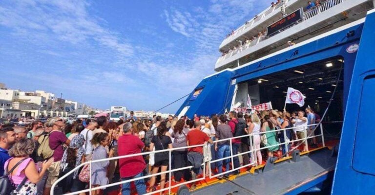 Πολίτες μπήκαν στο Blue Star Paros για να διαμαρτυρηθούν για την δολοφονία του Αντώνη