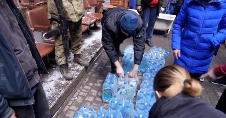 6 με 12 ευρώ χρεώνουν την εξάδα με νερά στο Βόλο: «Πατούν» όσους έχουν ανάγκη