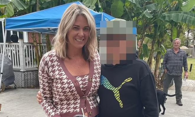 Η κατηγορούμενη μητέρα με τον γιο της, που είναι συνομήλικος με τα θύματά της