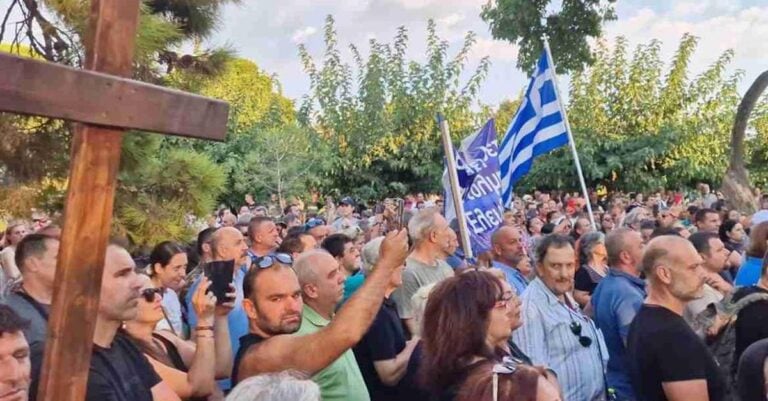 Θεσσαλονίκη: Με προσευχές και σταυρούς βγήκαν στους δρόμους οι «αρνητές» των νέων ταυτοτήτων