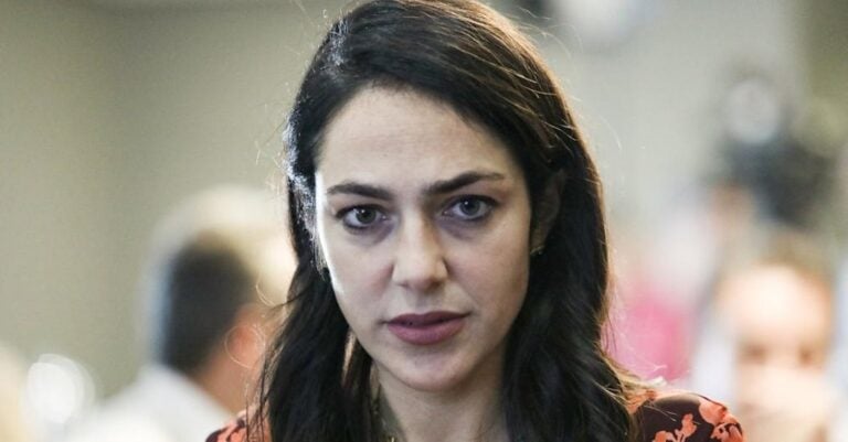 Ο Γιάννης Καργάκος, γιός του Σαράντου Καργάκου, «στέλνει σπίτι της» την υφυπουργό Παιδείας Δόμνα Μιχαηλίδου