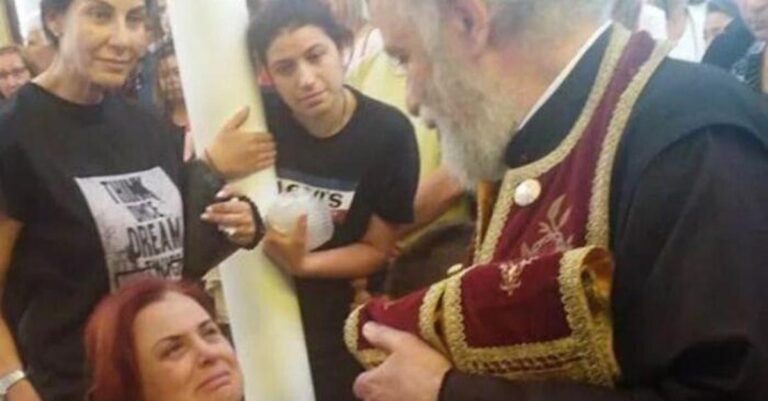 Μέγα Θαύμα Τιμίου Σταυρού: Γυναίκα σηκώνεται απο αναπηρικό αμαξίδιο