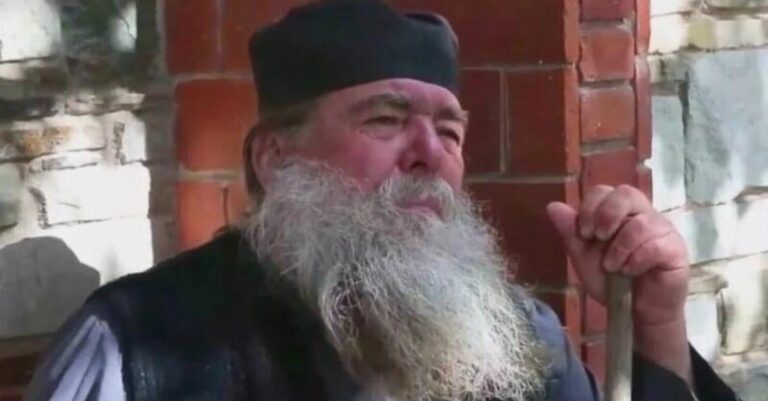 Ταυτότητες: «Φαιδροί όσοι τις σχετίζουν με τον Αντίχριστο, είναι απλά κρατικά έγγραφα» λέει ο Αγιορείτης ιερομόναχος Φίλιππος