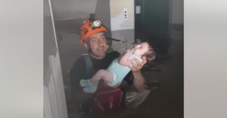 Συγκλονίζει ο απεγκλωβισμός μωρού από πλημμυρισμένο σπίτι στη Θεσσαλία: «Έλα να το πάρει η μαμά στην αγκαλιά»