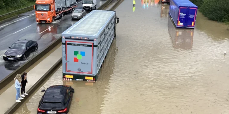 Πρωτοφανείς πλημμύρες στη Γερμανία -Αυτοκίνητα βούλιαξαν στην εθνική οδό
