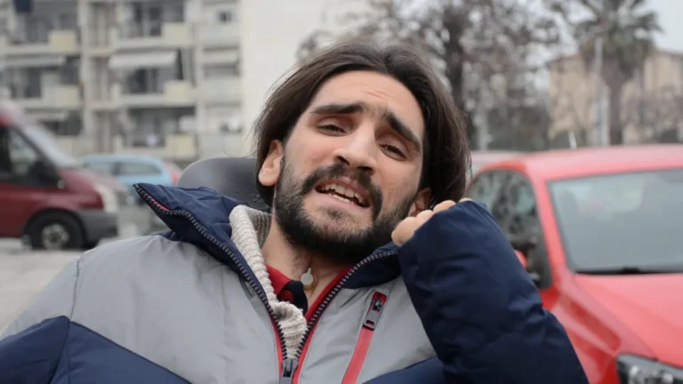 «Ντροπή σε όλους»: Άνθρωπος σε αναπηρικό αμαξίδιο, «τα χώνει» στο Δ. Αθηναίων