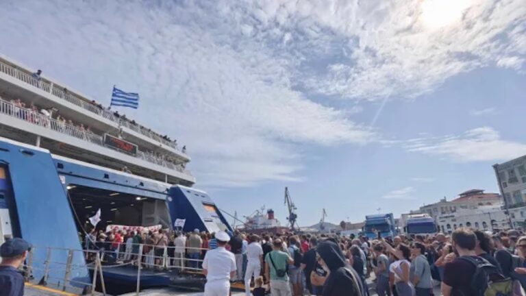 Blue Horizon: Μπούκαραν πολίτες μπήκαν σε πλοίο της Blue Star στη Σύρο για τον Αντώνη