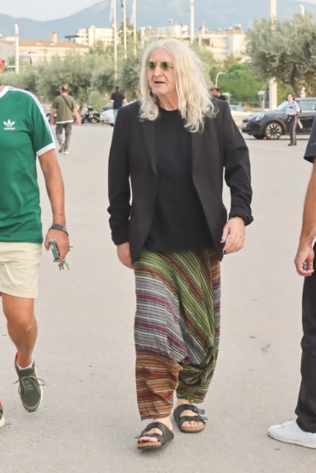 Τρελαiνει τις γυναίκες: O Καρβέλας φόρεσε παρδαλó παντελόνι και σανδάλι και δίδαξε στυλ 2 cf982b406595472d9e26fcb25e0247c5