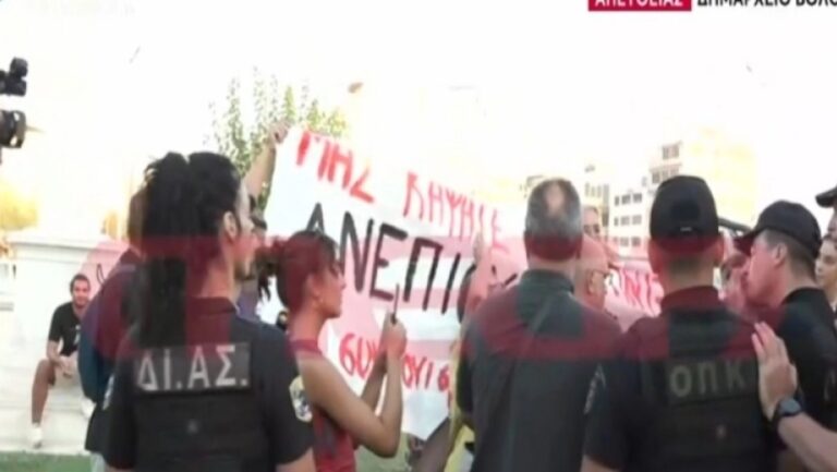 Ένταση έξω από το δημαρχείο του Βόλου, όπου βρίσκεται ο Πρωθυπουργός: Πολίτες και αστυνομία πιάστηκαν στα χέρια