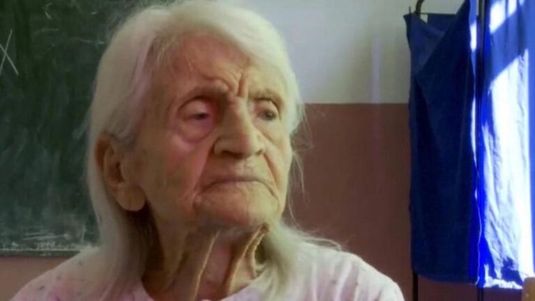 Σταυρούλα Μπραζιώτη, 104 ετών: «Περάσαμε πολέμους, δυστυχίες, πείνα, αλλά πρώτη φορά πνıγήκαμε»