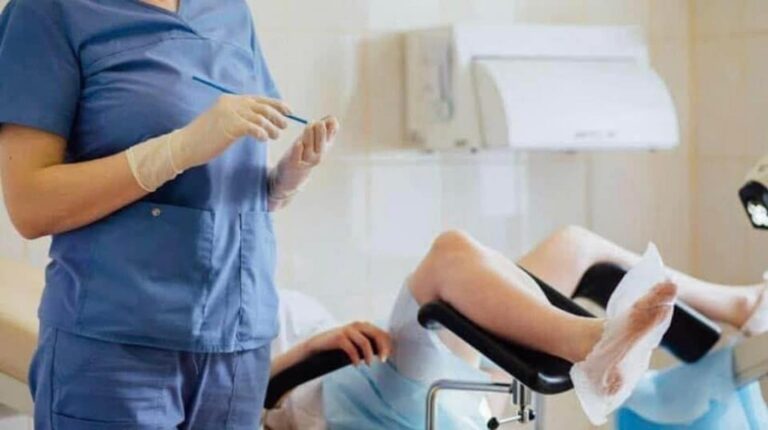 Η μάνα μου με πήγε με τη βία να μου ελέγξουν την παρθενιά. Πέρασα βασανιστήρια απο τους γονείς μου