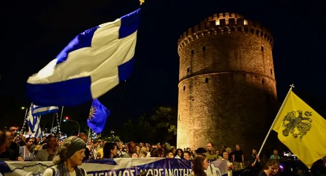 Με σταυρούς και σημαίες οι «αρνητές» των νέων ταυτοτήτων στην Θεσσαλονίκη 7 img 0846