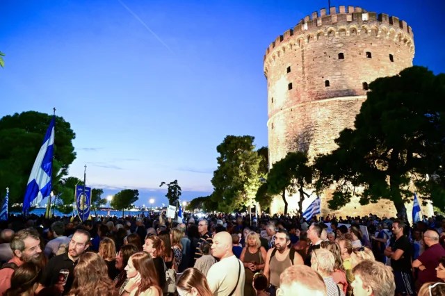 Με σταυρούς και σημαίες οι «αρνητές» των νέων ταυτοτήτων στην Θεσσαλονίκη 1 img 0849
