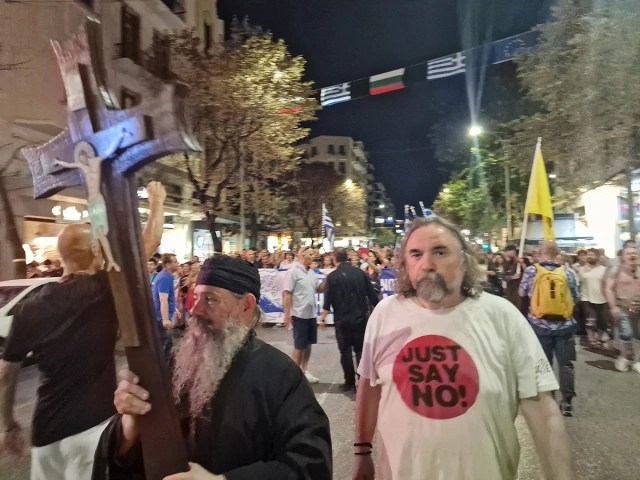 Με σταυρούς και σημαίες οι «αρνητές» των νέων ταυτοτήτων στην Θεσσαλονίκη 5 img 0851