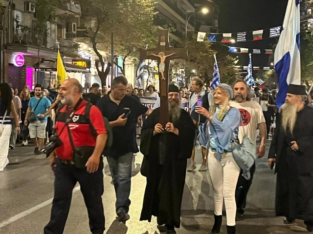 Με σταυρούς και σημαίες οι «αρνητές» των νέων ταυτοτήτων στην Θεσσαλονίκη 4 img 0854