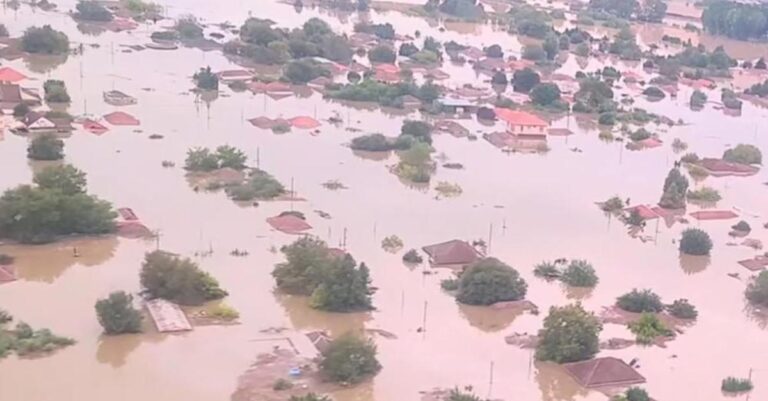 Καρδίτσα: Εικόνες αποκάλυψης στη Μεταμόρφωση: Τα νερά αφάνισαν το χωρίο, φαίνονται μόνο οι σκεπές