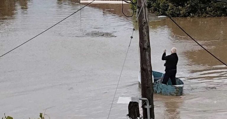 Καρδίτσα: 80χρονος παππούς με βάρκα αναζητάει συμπολίτες του στις ταράτσες