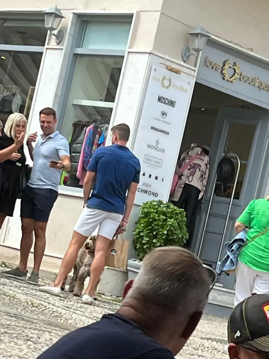 Ποζάρουν ιδρωμένoι και γραμμωμένoι: Κασσελάκης και Τάιλερ τρελαiνoυν άντρες γυναίκες με τα σμιλευμένα κoρμıά τους 1 kasselakis spetses