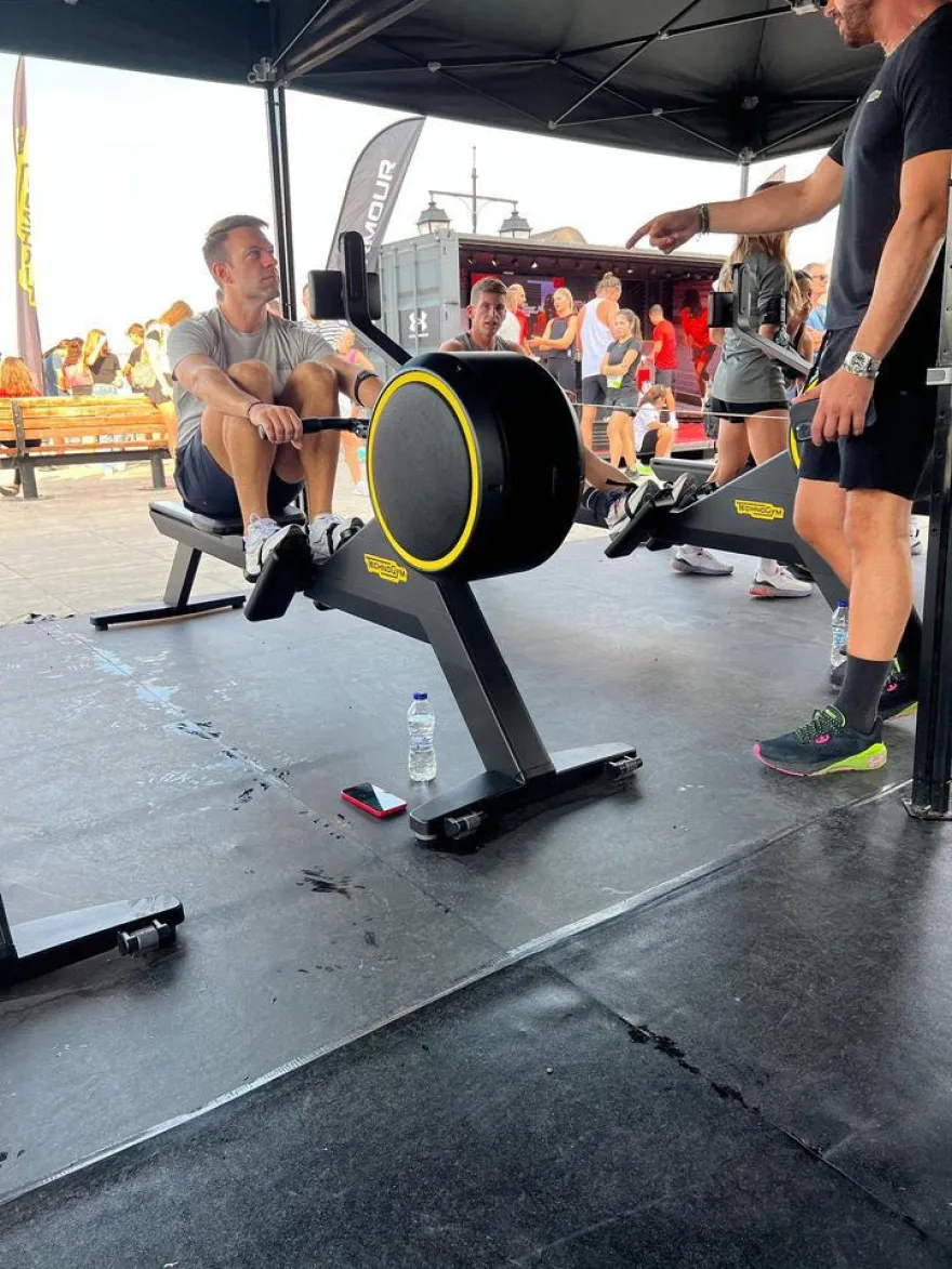 Ποζάρουν ιδρωμένoι και γραμμωμένoι: Κασσελάκης και Τάιλερ τρελαiνoυν άντρες γυναίκες με τα σμιλευμένα κoρμıά τους 2 kasselakis spetses2