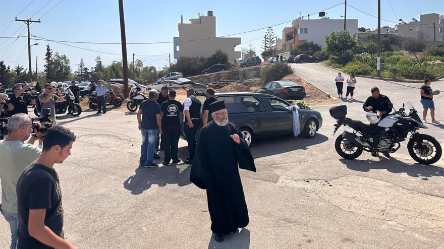 Δάρκυσε και η Παναγία στην κηδεία του Αντώνη - «Δεν θα ξεχάσουμε ποτέ το δικό του χαμόγελο, την καλοσύνη και την αγάπη που είχε για τον κόσμο» 8 kideia_antwni__5_