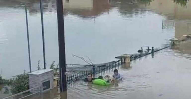 «Κοιτάξτε τα παιδάκια. Πού μας καταντήσατε…»: Με φουσκωτό στρώμα πατέρας σώζει τα παιδιά του στην Καρδίτσα