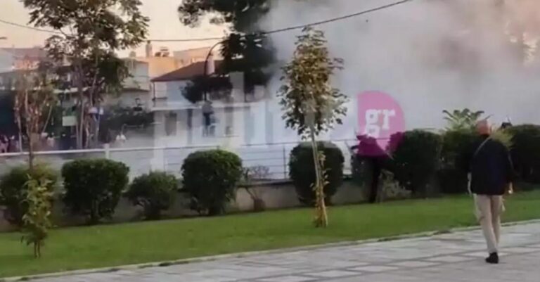 Λάρισα: Χαμός με την επίσκεψη Μητσοτάκη – ΜΑΤ κάνουν χρήση χημικών – Τραυματίστηκε Αστυνομικός