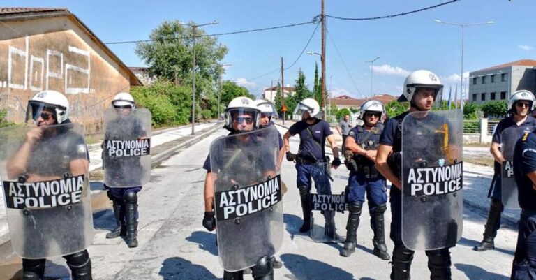 Λάρισα: Έβγαλαν τα ΜΑΤ απέναντι στους πλημμυροπαθείς
