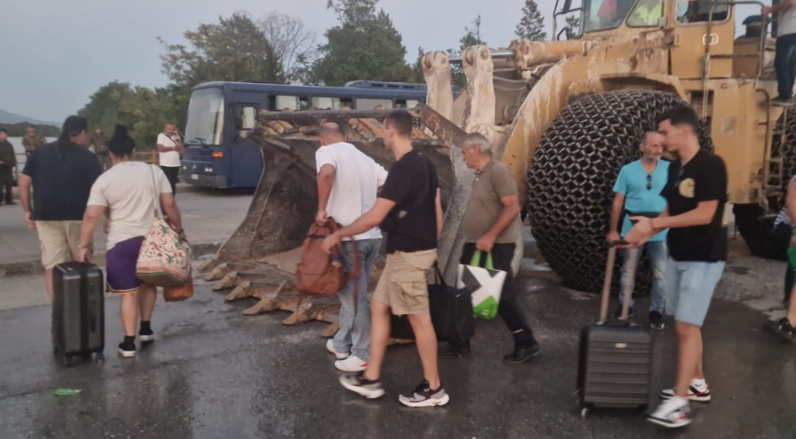 Θεσσαλία: Φορτώνουν τον κόσμο σε μπουλντόζες για να απομακρυνθεί από την κόλαση 6 larisa__5_
