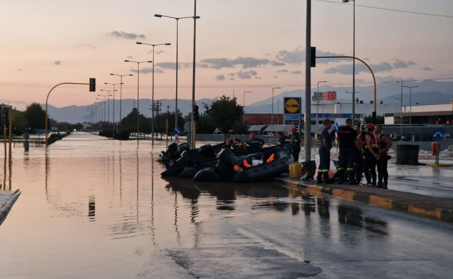 Θεσσαλία: Φορτώνουν τον κόσμο σε μπουλντόζες για να απομακρυνθεί από την κόλαση 7 larisa__6_