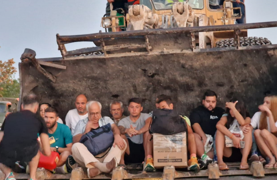 Θεσσαλία: Φορτώνουν τον κόσμο σε μπουλντόζες για να απομακρυνθεί από την κόλαση 8 larisa__7_