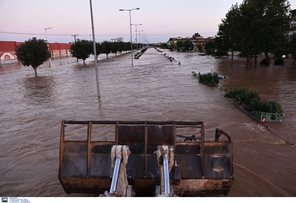 Θεσσαλία: Φορτώνουν τον κόσμο σε μπουλντόζες για να απομακρυνθεί από την κόλαση 2 mpoylntoza3