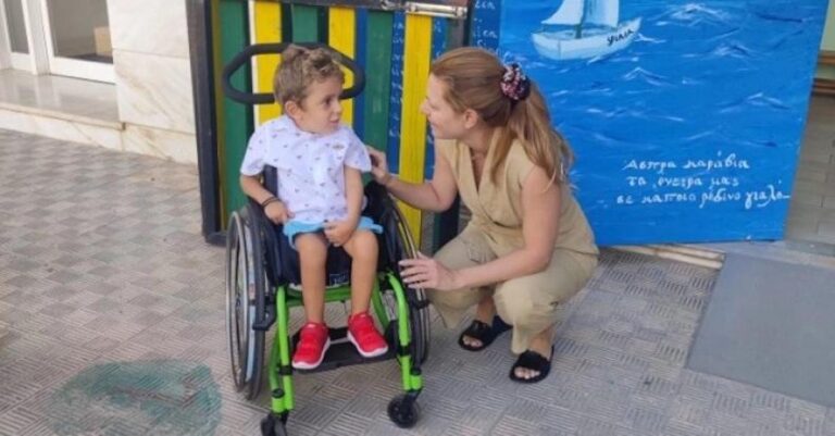 Ο μικρός Παναγιώτης Ραφαήλ πήγε πρώτη μέρα στο σχολείο: «Είπε τα νέα του στην δασκάλα» – »