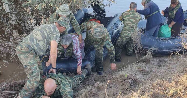 Οι καραβανάδες, οι χαραμοφάηδες. Έτσι τους φωνάζουν αλλά είναι πάντα πρώτη γραμμή σε όλα!