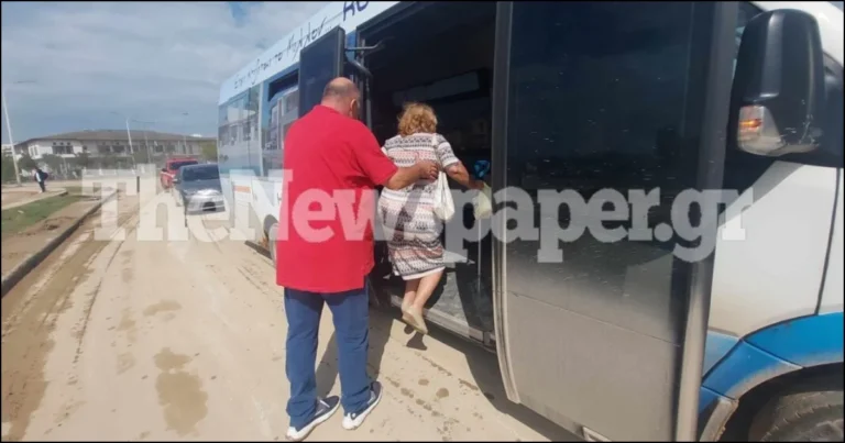 Όλοι οι ήρωες δεν φοράνε μπέρτα: Ο Μπέος βοηθάει γυναίκα με πατερίτσες να μπει σε λεωφορείο