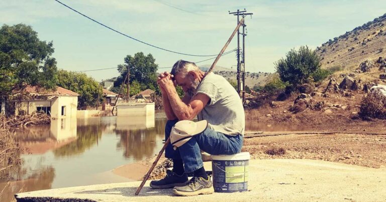 Όταν βλέπεις τους αξιοπρεπείς να κλαίνε σημαίνει ότι έχει χαθεί ο κόσμος