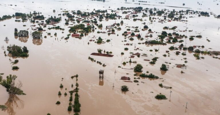 «Πνiξατε τον κάμπο, θα σας πνiξει η οργή μας» – Συγκέντρωση το Σύνταγμα σήμερα ετοιμάζουν συγγενείς των πληγέντων