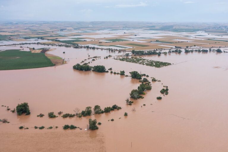 Έρχονται δύσκολες μέρες: «Πνίγηκε» ο μεγαλύτερος τροφοδότης της χώρας – Χάθηκε στις λάσπες το 5% του ΑΕΠ