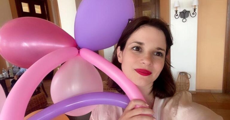 «Πριν την αγκαλιάσω, ένιωθα ότι είναι παιδί μου»: Η εξομολόγηση της Ευγ. Δημητροπούλου για την υιοθεσία της κόρης της