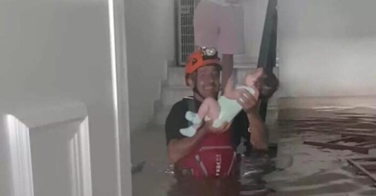 «Ψυχούλα μου»: Ρίγος και συγκίνηση στην επιχείρηση απεγκλωβισμού μωρού από πλημμυρισμένο σπίτι στη Θεσσαλία