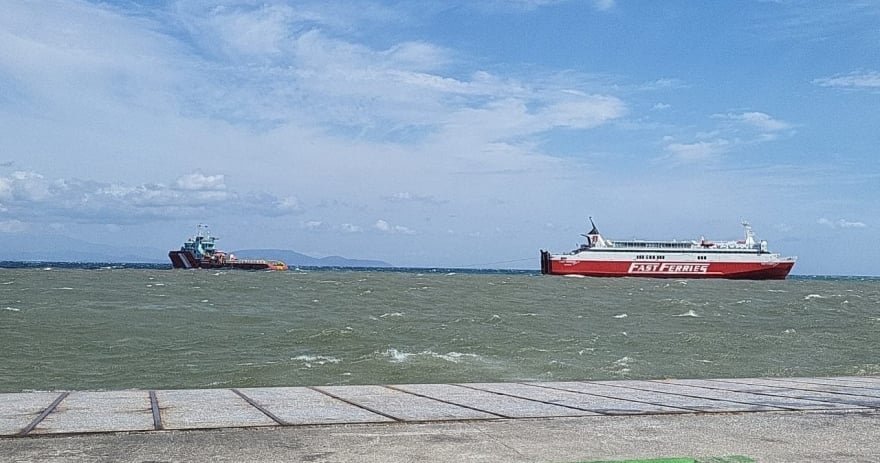 Ραφήνα: Εγκλωβισμένοι από το πρωί οι 850 επιβάτες του Fast Ferries Andros, άγνωστο πότε θα δοθεί λύση 1 rafina_limani2