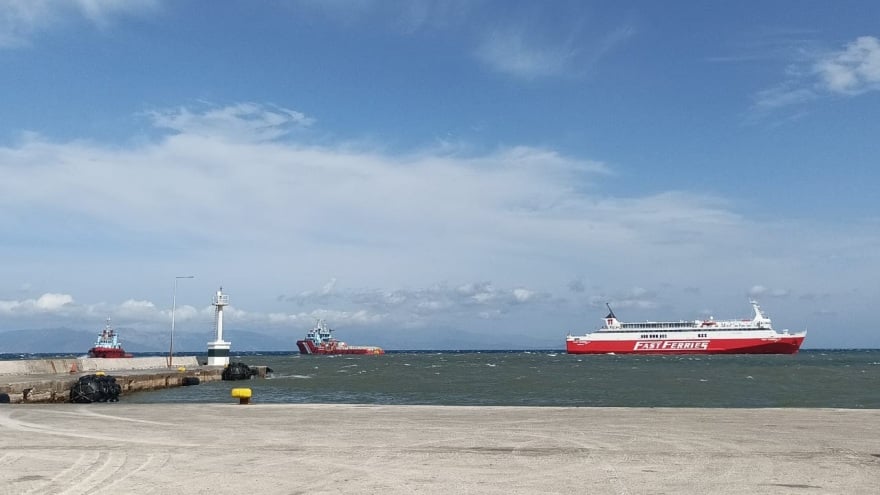 Ραφήνα: Εγκλωβισμένοι από το πρωί οι 850 επιβάτες του Fast Ferries Andros, άγνωστο πότε θα δοθεί λύση 2 rafina_limani5