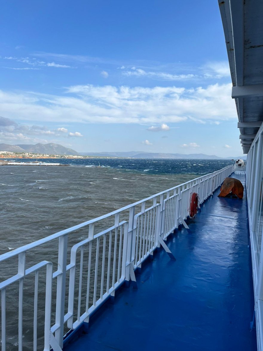 Ραφήνα: Εγκλωβισμένοι από το πρωί οι 850 επιβάτες του Fast Ferries Andros, άγνωστο πότε θα δοθεί λύση 4 rafina_ploia___2_