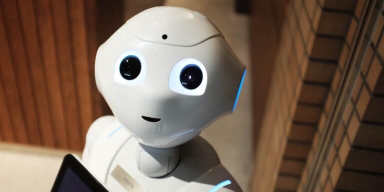 Θα δανείζατε το πρόσωπο και τη φωνή σας σε ρομπότ για 175.000 εuρώ;